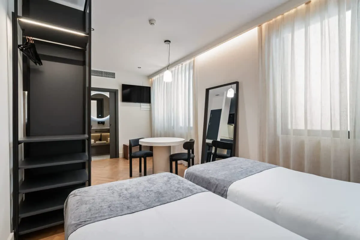 Deluxe Twin Suite 6